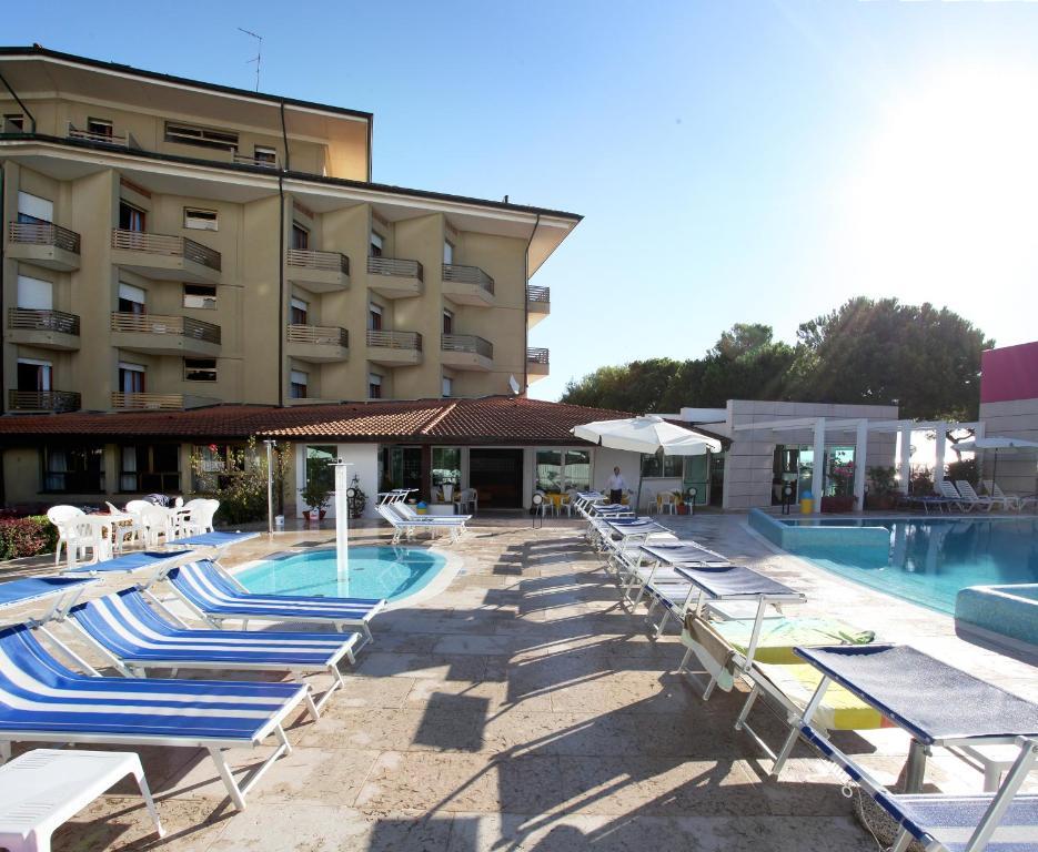 Hotel Bristol Lignano Sabbiadoro Exterior foto