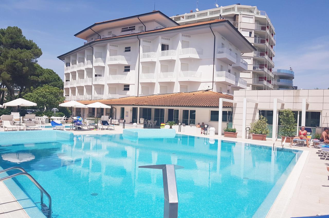 Hotel Bristol Lignano Sabbiadoro Exterior foto