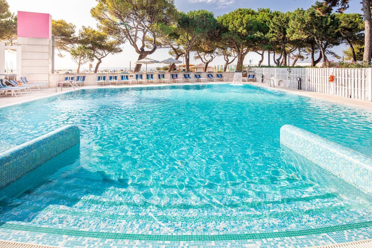 Hotel Bristol Lignano Sabbiadoro Exterior foto